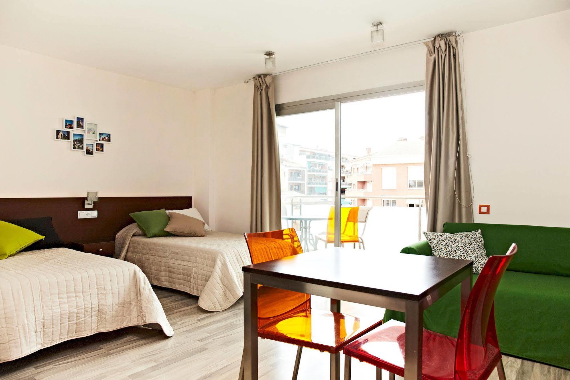 Ferienwohnung Ginosi Basics Centric Apartel Castelldefels Exterior foto