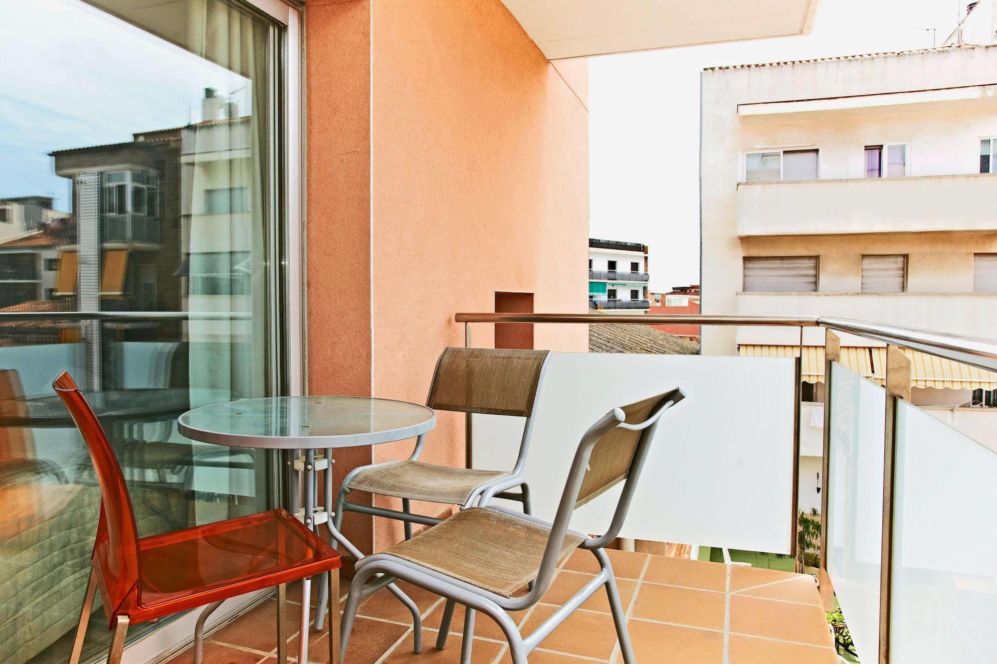 Ferienwohnung Ginosi Basics Centric Apartel Castelldefels Exterior foto
